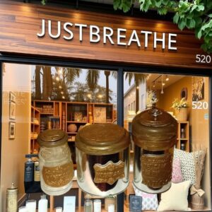 Envases de acero y vidrio intervenidos artesanalmente